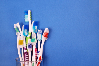 藍色背景牙刷和牙線 口腔衛生的守護者